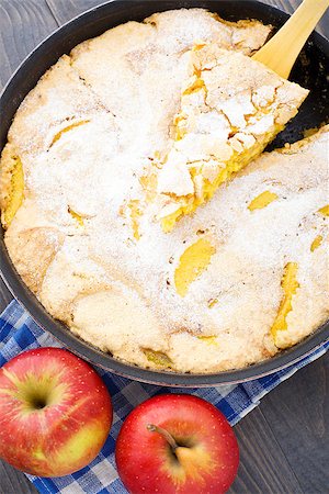 simsearch:400-04370315,k - Freshly baked apple pie in a pan Foto de stock - Royalty-Free Super Valor e Assinatura, Número: 400-07209855