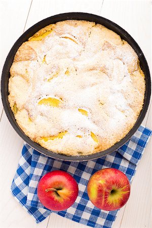 simsearch:400-04370315,k - Freshly baked apple pie in a pan Foto de stock - Royalty-Free Super Valor e Assinatura, Número: 400-07209853