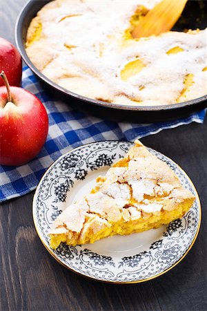 simsearch:400-04922513,k - Piece of freshly baked apple pie on a plate Foto de stock - Super Valor sin royalties y Suscripción, Código: 400-07209863