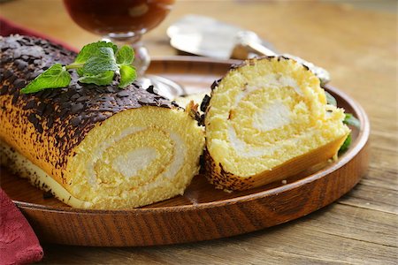simsearch:400-07513413,k - vanilla roll cake with chocolate ganache and  creamy cream Foto de stock - Super Valor sin royalties y Suscripción, Código: 400-07214056