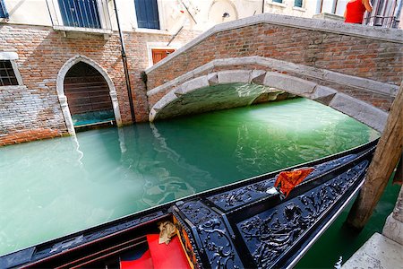 simsearch:400-07214365,k - Gondola of venezia berthed along a canal Foto de stock - Royalty-Free Super Valor e Assinatura, Número: 400-07214365