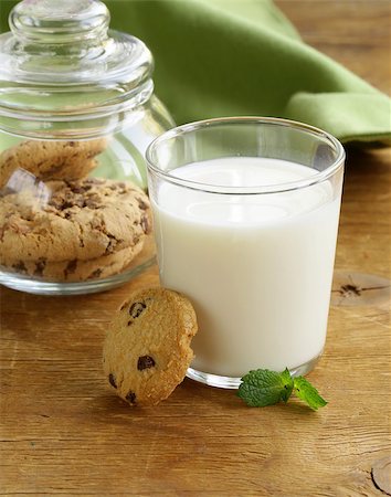 simsearch:640-02772614,k - breakfast cookies with chocolate and milk on a wooden table Stock Photo - Budget Royalty-Free & Subscription, Code: 400-07215300