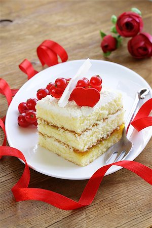 simsearch:400-05882794,k - sponge cake with white chocolate, decorated with red currant Stock Photo - Budget Royalty-Free & Subscription, Code: 400-07215302