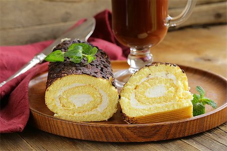 simsearch:400-07513413,k - vanilla roll cake with chocolate ganache and  creamy cream Foto de stock - Super Valor sin royalties y Suscripción, Código: 400-07215609