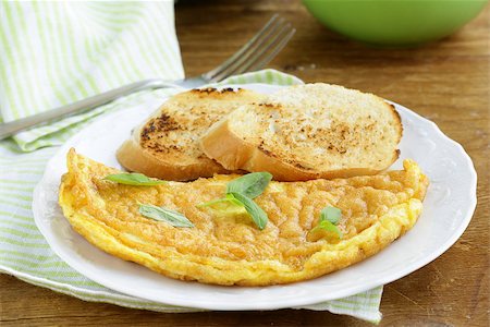 simsearch:400-04855335,k - fresh egg omelet with basil for breakfast Foto de stock - Royalty-Free Super Valor e Assinatura, Número: 400-07215834