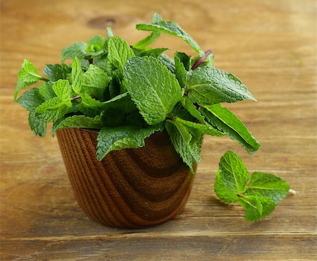 simsearch:400-04062145,k - bunch of fresh green mint on wooden cutting board Stock Photo - Budget Royalty-Free & Subscription, Code: 400-07215833