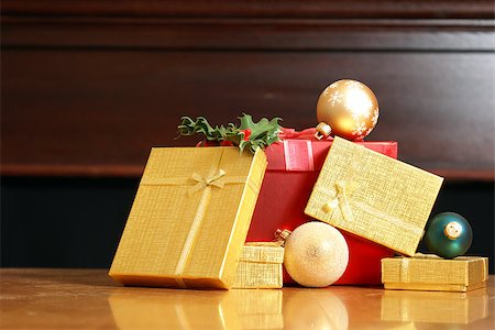 simsearch:400-04499144,k - A closeup of a few Christmas gifts for the holiday season. Foto de stock - Royalty-Free Super Valor e Assinatura, Número: 400-07215880
