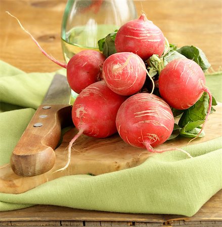 simsearch:400-07422782,k - juicy ripe radish on a wooden table Photographie de stock - Aubaine LD & Abonnement, Code: 400-07216459