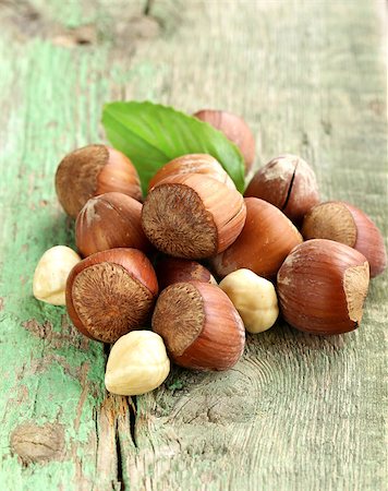 simsearch:400-06520688,k - heap hazelnuts (filberts) on wooden background Stock Photo - Budget Royalty-Free & Subscription, Code: 400-07216720