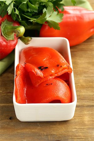 simsearch:400-07219392,k - grilled red bell pepper in a white bowl on wooden table Stock Photo - Budget Royalty-Free & Subscription, Code: 400-07216797