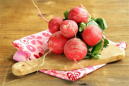 simsearch:400-07422782,k - juicy ripe radish on a wooden table Photographie de stock - Aubaine LD & Abonnement, Code: 400-07216798