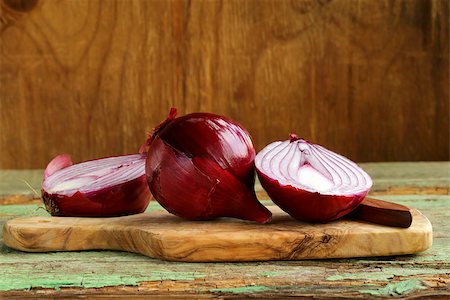 simsearch:400-06358844,k - sweet red onions on a wooden chopping board Photographie de stock - Aubaine LD & Abonnement, Code: 400-07216841