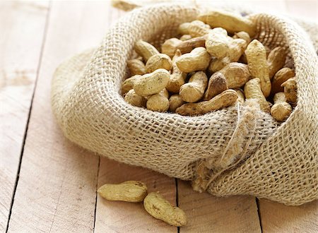 simsearch:400-05309215,k - peanuts nuts  in a bag on wooden table Fotografie stock - Microstock e Abbonamento, Codice: 400-07217971