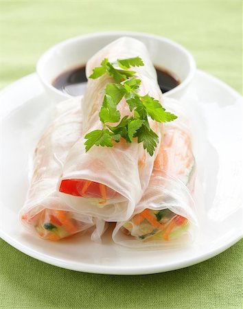 spring roll - spring rolls with vegetables and chicken on a plate Photographie de stock - Aubaine LD & Abonnement, Code: 400-07218105