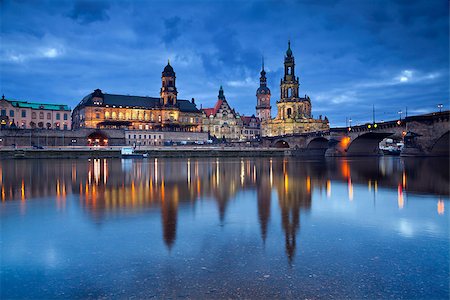simsearch:841-03673002,k - Image of Dresden, Germany during twilight blue hour with reflection of the city in Elbe River. Fotografie stock - Microstock e Abbonamento, Codice: 400-07218167
