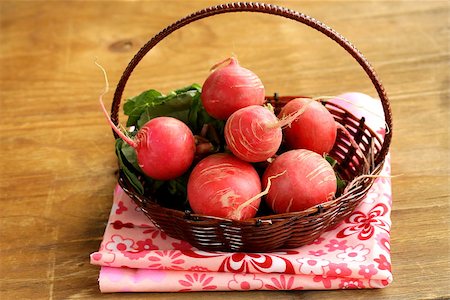 simsearch:400-07422782,k - juicy ripe radish on a wooden table Photographie de stock - Aubaine LD & Abonnement, Code: 400-07218238