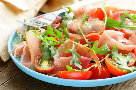 simsearch:400-08251582,k - salad with parma ham (jamon), tomatoes and arugula Foto de stock - Super Valor sin royalties y Suscripción, Código: 400-07218240