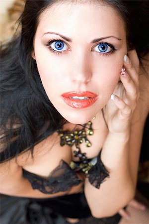 Close-up portrait of a beautiful young brunette Foto de stock - Super Valor sin royalties y Suscripción, Código: 400-07218511