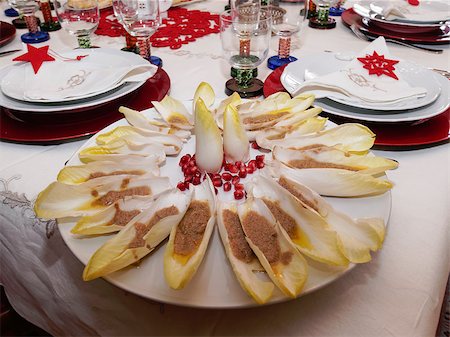 table set for Christmas dinner on 24 December Foto de stock - Royalty-Free Super Valor e Assinatura, Número: 400-07218668