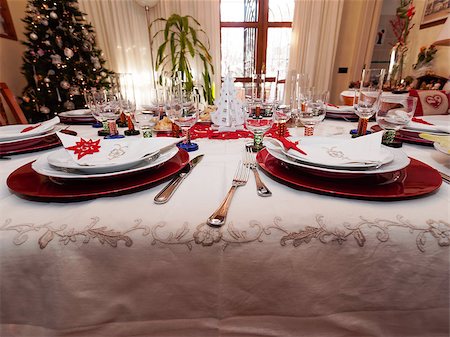 table set for Christmas dinner on 24 December Foto de stock - Royalty-Free Super Valor e Assinatura, Número: 400-07218669