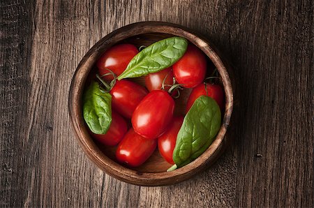 simsearch:400-07113791,k - fresh tomatoes in a wooden bowl Foto de stock - Royalty-Free Super Valor e Assinatura, Número: 400-07219140