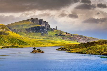 Landscape view of Old Man of Storr rock formation and lake, Scotland, United Kingdom Foto de stock - Super Valor sin royalties y Suscripción, Código: 400-07219154