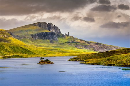 simsearch:400-04336954,k - Landscape view of Old Man of Storr rock formation and lake, Scotland, United Kingdom Photographie de stock - Aubaine LD & Abonnement, Code: 400-07219154