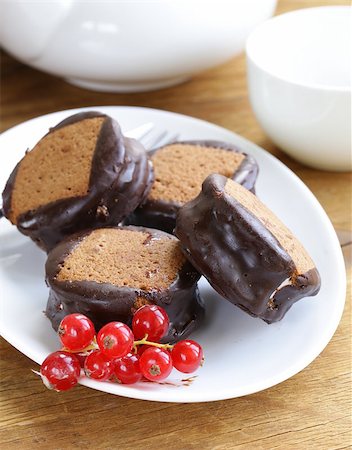 simsearch:400-06643567,k - chocolate mini cakes decorated with currants on a white plate Stockbilder - Microstock & Abonnement, Bildnummer: 400-07219225
