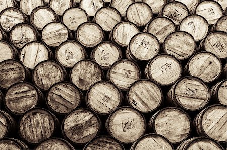 refining - Detail monochrome view of stacked wine and whisky wooden barrels and casks Photographie de stock - Aubaine LD & Abonnement, Code: 400-07219260