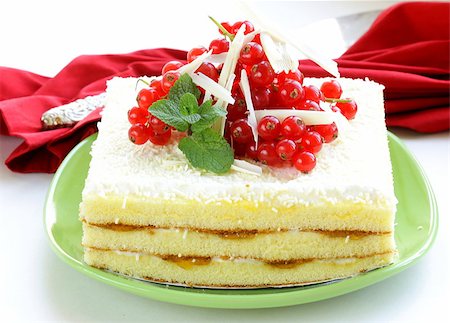 simsearch:400-07256405,k - sponge cake with white chocolate, decorated with red currant Fotografie stock - Microstock e Abbonamento, Codice: 400-07219387