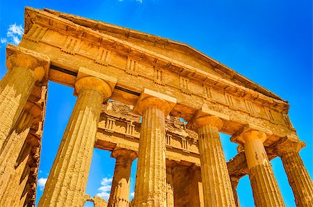 simsearch:400-08495039,k - Ruins of ancient temple front pillars in Agrigento, Sicily, Italy Fotografie stock - Microstock e Abbonamento, Codice: 400-07219406