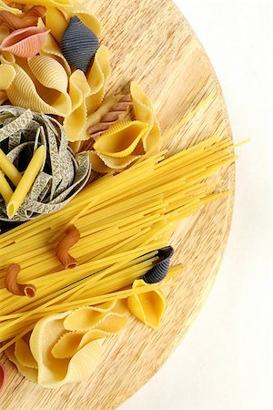 simsearch:400-08776897,k - different kinds of pasta (spaghetti, fusilli, penne, linguine) Stockbilder - Microstock & Abonnement, Bildnummer: 400-07219498