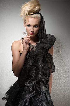 simsearch:400-07981805,k - portrait of pretty blonde girl with creative Halloween dress, dark make-up, elegant hair-style and silver jewellery Stock Photo - Budget Royalty-Free & Subscription, Code: 400-07210166