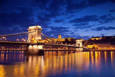 simsearch:400-08253455,k - Image of Budapest, capital city of Hungary, during twilight blue hour. Foto de stock - Super Valor sin royalties y Suscripción, Código: 400-07210458