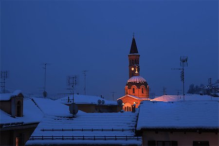 simsearch:841-03673002,k - Night view on snowy roofs and illuminated church Madonna Moretta in Alba, northern Italy. Fotografie stock - Microstock e Abbonamento, Codice: 400-07210467