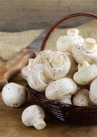simsearch:400-07430898,k - organic mushrooms (champignons) in a basket on a wooden background Stockbilder - Microstock & Abonnement, Bildnummer: 400-07210630