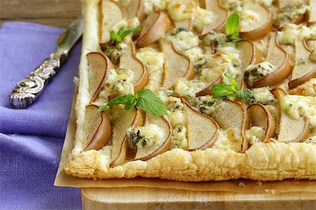 simsearch:400-07175480,k - Puff pastry tart with blue cheese and pears Fotografie stock - Microstock e Abbonamento, Codice: 400-07210633