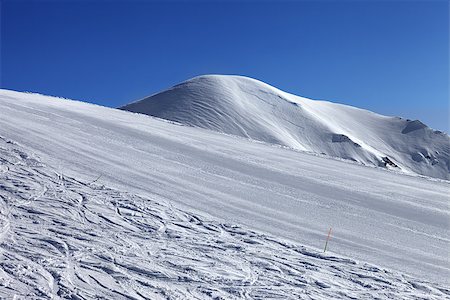 simsearch:400-07211845,k - Ski slope and blue cloudless sky in nice winter day. Georgia, ski resort Gudauri. Caucasus Mountains. Stockbilder - Microstock & Abonnement, Bildnummer: 400-07211113