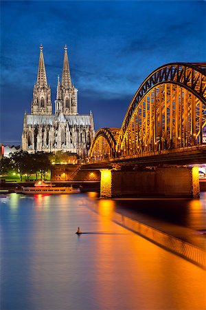 simsearch:400-07415050,k - Image of Cologne with Cologne Cathedral and Hohenzollern bridge across the Rhine River. Photographie de stock - Aubaine LD & Abonnement, Code: 400-07211158