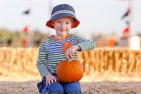 simsearch:400-07211170,k - cute positive boy having fun at the pumpkin patch Photographie de stock - Aubaine LD & Abonnement, Code: 400-07211176