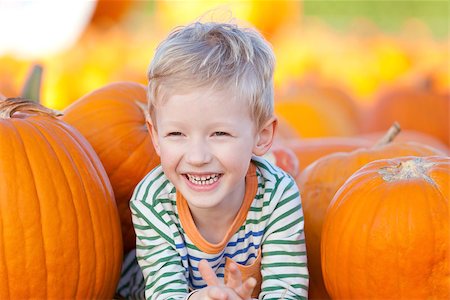simsearch:400-07169847,k - cute smiling boy having fun at the pumpkin patch Photographie de stock - Aubaine LD & Abonnement, Code: 400-07211170