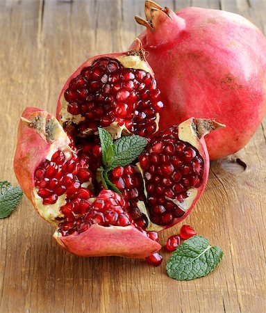 simsearch:400-08796295,k - red juicy ripe organic pomegranate fruit Fotografie stock - Microstock e Abbonamento, Codice: 400-07212030