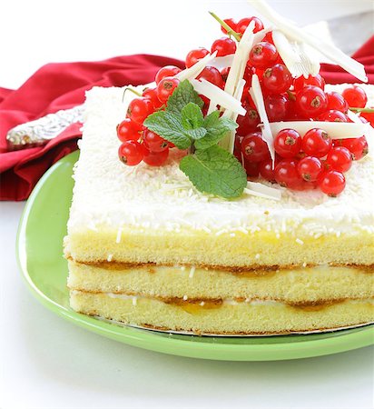 simsearch:400-08735386,k - sponge cake with white chocolate, decorated with red currant Foto de stock - Super Valor sin royalties y Suscripción, Código: 400-07212157