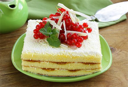 simsearch:400-07256405,k - sponge cake with white chocolate, decorated with red currant Fotografie stock - Microstock e Abbonamento, Codice: 400-07212158