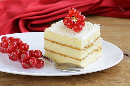 simsearch:400-07256405,k - sponge cake with white chocolate, decorated with red currant Fotografie stock - Microstock e Abbonamento, Codice: 400-07212161