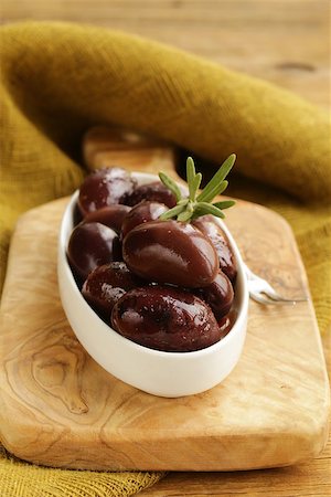 simsearch:400-06096133,k - ripe black kalamata olives in a white bowl Fotografie stock - Microstock e Abbonamento, Codice: 400-07212396