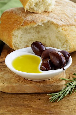 still life in the Italian style - ciabatta bread, olive and oil Photographie de stock - Aubaine LD & Abonnement, Code: 400-07213408