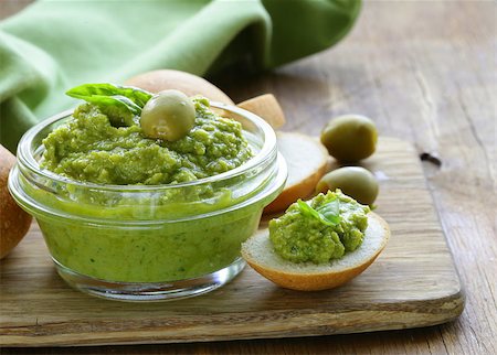 simsearch:400-06096133,k - snack tapenade of green olives and basil Fotografie stock - Microstock e Abbonamento, Codice: 400-07213402