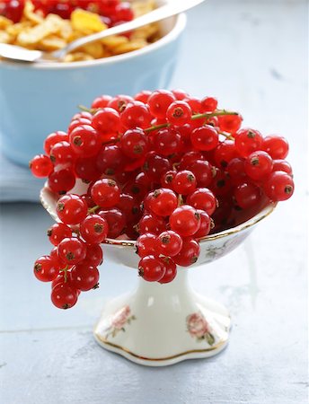 simsearch:400-05344250,k - Organic sweet ripe red currant in a small vase Foto de stock - Super Valor sin royalties y Suscripción, Código: 400-07213418