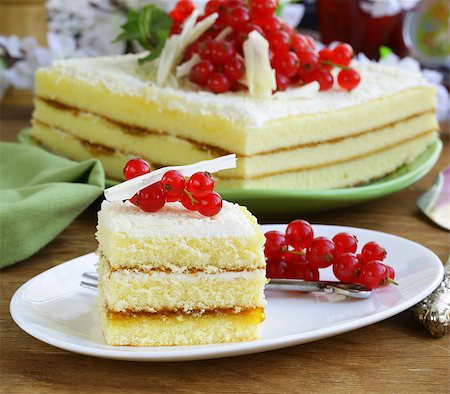 simsearch:400-07256405,k - sponge cake with white chocolate, decorated with red currant Fotografie stock - Microstock e Abbonamento, Codice: 400-07213834